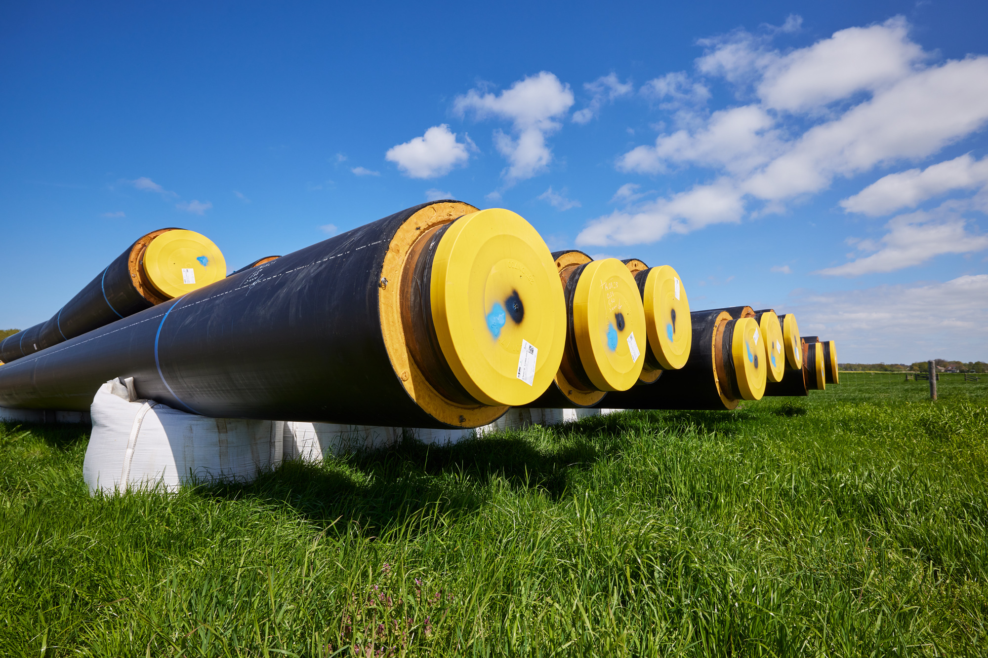 Warmteleidingen in veld voor warmtetransportnet Vlaardingen