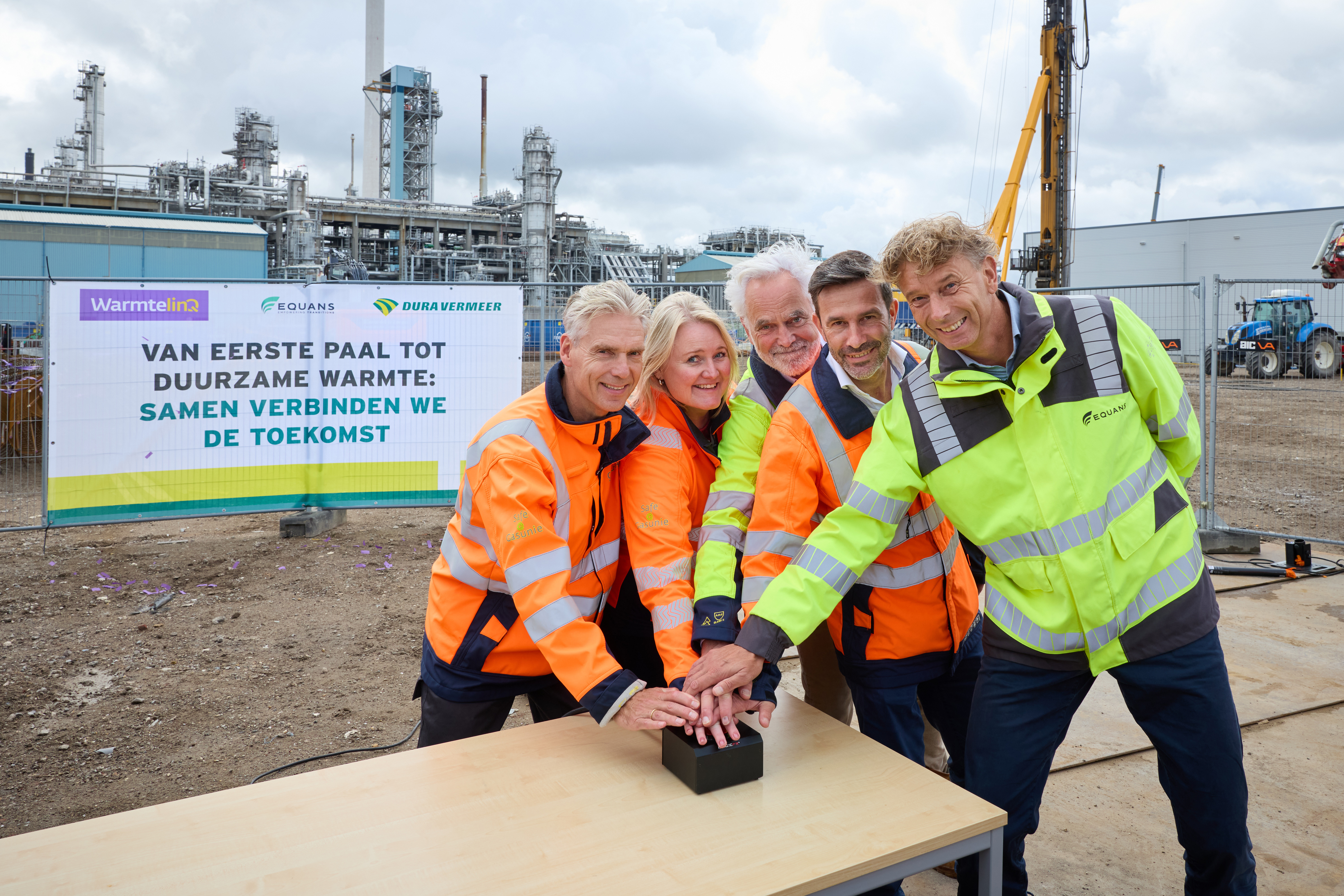 Equans, WarmtelinQ en Dura Vermeer bij de opening van de eerste paal van installaties op Vondelingenplaat